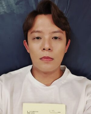 Tony An Instagram - 촬영중 너무 졸려서 잠시 누워서 휴식중.. 아직 암것도 한게 없는데.. ㅜㅜ 다들 별일없지요? 

#토니안#졸리다#왜이러지#살이점점빠진다