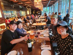 Tony An Instagram - 주말 무제한 딤섬 뷔페에서 딤섬이 정말 너무 맛있어서 영혼 나갈때까지 먹다가 어머니 정말 영혼나가시고.. 유명한 디저트집 갔는데 바라만 보실뿐.. ^^; 싱가폴에선 킹크랩은 한번  먹어봐야하고 고든램지 레스토랑 가서 맛있는 스테이크도 먹고  마지막으로 마리나베이 워터쇼 보며 하루를 마무리 합니다~^^ 

#토니안#이옥진여사님#싱가폴여행#첫#해외여행#먹방만찍고옴