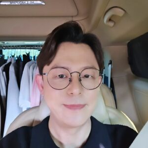 Tony An Instagram - 너무 오랜만이죠~ ㅜㅜ 한동안 정말 바쁘기도했고  안색도 안좋고 살도 쪄있다보니 사진도 못올리겠어서 전전긍긍하다가 이제 좀
살도 붓기도 빠져서 오랜만에 사진도 찍어보아요~ 다들 정말 너무 보고싶어요 😭 이제 근황 자주 올려볼게요 나를 잊지말아요~^^

#토니안 #얼마만이야 #그동안 #너무 #많은 #일들이있었다
