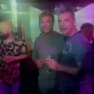 Tony Carreira Instagram - @tonycarreiraoficial a conviver com os passageiros na discoteca do Cruzeiro 35 Anos de Canções 
#tonycarreira #Cruzeiro #35Anos