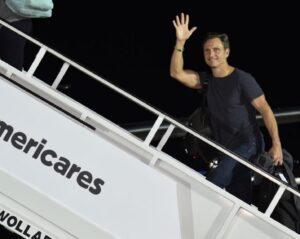 Tony Goldwyn Instagram - Thank you for the birthday love! This year, I’m hoping you’ll all join me in giving to @americares if you can🙏They just shipped over 100 tons of medicine   medical supplies for hospitals and health centers in #Ukraine — but their emergency programs help communities all over the world. Link in bio to learn more 👆