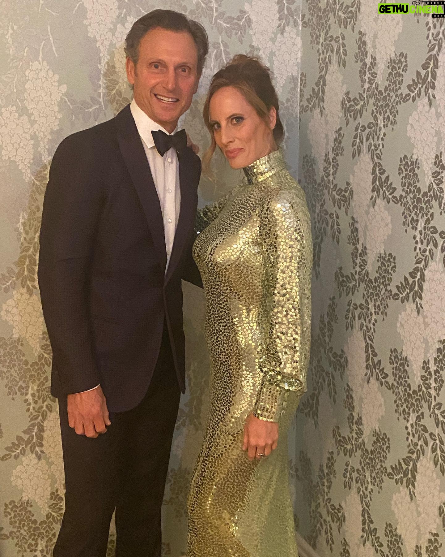 Tony Goldwyn - 13.6K Likes - Heading out to celebrate Oscar night 🎥 with my sister @goldilocksg 🌟