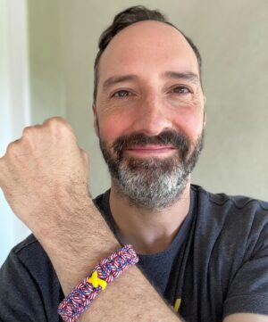 Tony Hale Instagram - Growing up in a military family, I really understand the importance of finding a community. #BlueStarWelcomeWeek is an opportunity for us to help #MilitaryFamilies feel at home in their own new communities.
If you can, purchase a bracelet today to show your support. @bluestarfamilies