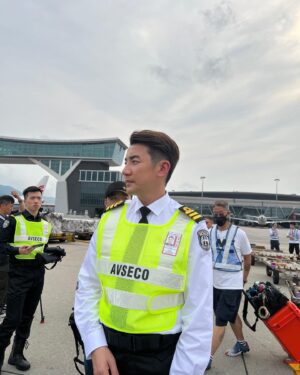 Tony Hung Instagram - 咦 ？ 阿傑？ 你返咗嚟機場啊？

係啊！ 又係我啦🤣 
我今次唔只係做保安經理，仲做埋其他好多係Avseco嘅唔同職位！去到機場成日都會見到我，真係唔好意思 😅🫡

@hongkongairport #avseco #香港機場保安