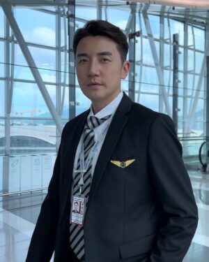 Tony Hung Instagram - 咦 ？ 阿傑？ 你返咗嚟機場啊？

係啊！ 又係我啦🤣 
我今次唔只係做保安經理，仲做埋其他好多係Avseco嘅唔同職位！去到機場成日都會見到我，真係唔好意思 😅🫡

@hongkongairport #avseco #香港機場保安