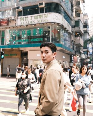 Tony Hung Instagram - 難得咁四正，咁歡呼雀躍嘅時刻，梗係要post 吓相，驚大家唔記得我有型嘅一面，影到最尾仲有位gentlemen話「你着卡其色褸咁有型，我都着得不差，可唔可以都幫我影張？」🫡 

#唔記得咗合照㖭