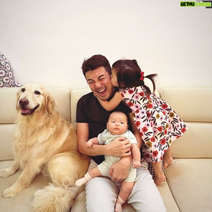 Tony Hung - 6.5K Likes - 其實每次收到長輩圖,我都學咗啲新嘅詞語
父愛如高山,連綿偉岸
父愛如清泉,滋潤心田
父愛如春風,吹開笑臉
父愛如陽光,永遠溫暖
有三個女,做父親,感恩
感恩父親節🥰
#happyfathersday
@inez_leong @mollynamberyl