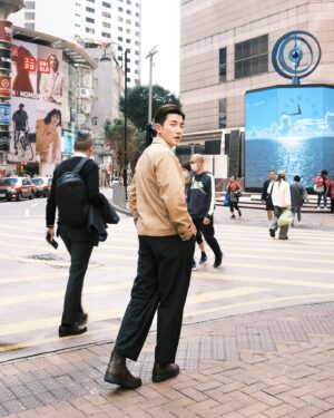 Tony Hung Instagram - 難得咁四正，咁歡呼雀躍嘅時刻，梗係要post 吓相，驚大家唔記得我有型嘅一面，影到最尾仲有位gentlemen話「你着卡其色褸咁有型，我都着得不差，可唔可以都幫我影張？」🫡 

#唔記得咗合照㖭