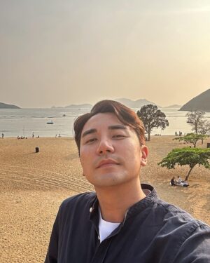 Tony Hung Instagram - 經過三星期睡無定時，難得出走喺日落之前享受下陽光寧靜嘅空氣，享受深呼吸帶來嘅喜悅，足以令到所有時間都可以慢落嚟，享受心靜帶來嘅平和同埋沈澱。

放空地深呼吸，一切皆是美好的。

旅遊故知然好，同樣空曠嘅地方，關鍵在於心境嘅取態，取態好，邊度都正。

「是時候停下一切，回家去，關上所有的窗戶，回歸自己的內心。」#一行禪師 

#深呼吸 #禪修 #正念