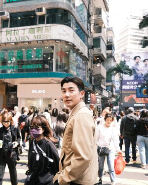 Tony Hung Instagram - 難得咁四正，咁歡呼雀躍嘅時刻，梗係要post 吓相，驚大家唔記得我有型嘅一面，影到最尾仲有位gentlemen話「你着卡其色褸咁有型，我都着得不差，可唔可以都幫我影張？」🫡 

#唔記得咗合照㖭