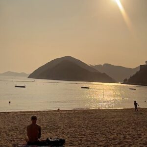 Tony Hung Instagram - 經過三星期睡無定時，難得出走喺日落之前享受下陽光寧靜嘅空氣，享受深呼吸帶來嘅喜悅，足以令到所有時間都可以慢落嚟，享受心靜帶來嘅平和同埋沈澱。

放空地深呼吸，一切皆是美好的。

旅遊故知然好，同樣空曠嘅地方，關鍵在於心境嘅取態，取態好，邊度都正。

「是時候停下一切，回家去，關上所有的窗戶，回歸自己的內心。」#一行禪師 

#深呼吸 #禪修 #正念