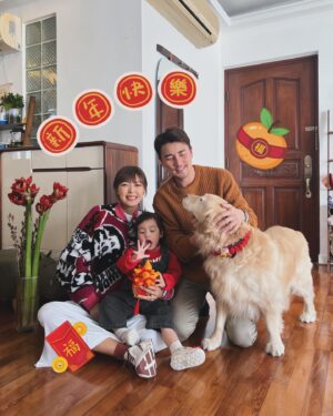Tony Hung Instagram - 洪氏一家祝大家新年快樂🍊
新一年龍精虎猛🧧
身體健康健康健健康康🧡！！！！！

圖2: 如何令Molly同Sirface咁乖坐定定講埋祝賀說話？
係零食呀😆😆😆

@guruhung @mollynamber