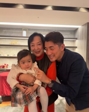 Tony Hung Instagram - 生日快樂，我阿媽，特別安排我同Amber一齊過嚟同你慶祝70歲，最重要係我同個女都係人馬座，三代同堂一齊慶祝，呢個畫面感恩。

#同場加映amber 高唱一曲😜你好