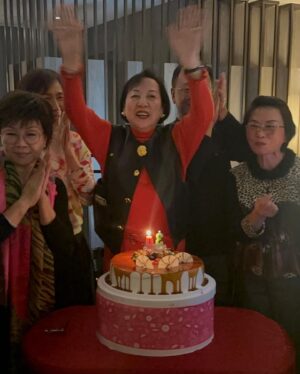 Tony Hung Instagram - 生日快樂，我阿媽，特別安排我同Amber一齊過嚟同你慶祝70歲，最重要係我同個女都係人馬座，三代同堂一齊慶祝，呢個畫面感恩。

#同場加映amber 高唱一曲😜你好