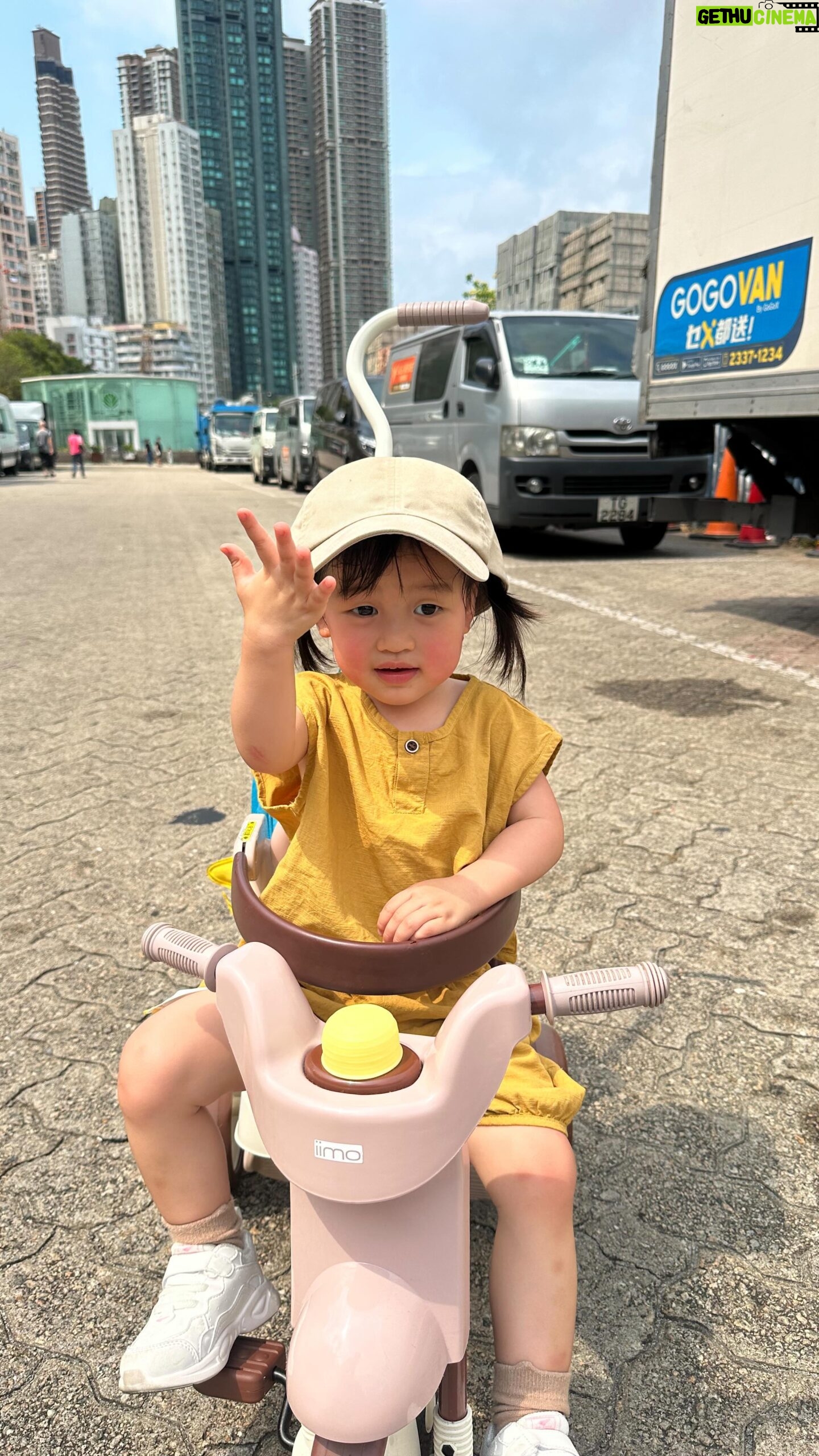 Tony Hung - 3.7K Likes - 呢一年發覺我個女好鍾意戴帽,甚至會搶我頂帽嚟戴,但係又認真講小朋友戴帽,我覺得係最可愛㗎。大家都試吓🧢 。
太好啦,將來去每一去個地方唔使諗買咩手信都買頂帽俾你就搞掂。可以嗎?媽媽 @inez_leong
好彩佢係帽帽控,唔係包包控。😌😌
#小朋友戴帽 #成長記録 #sirface #孩童穿搭