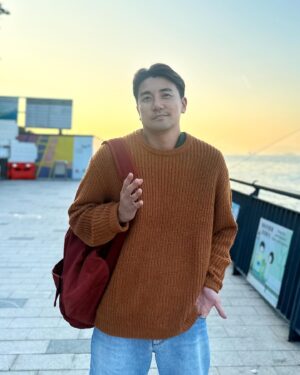 Tony Hung Instagram - 今日喺港大附近做嘢，啲保安見到我問「同學，係咪去圖書館？嗰邊呀。」就嚟到40歲，應該係開心嘅。

#sundayvibes