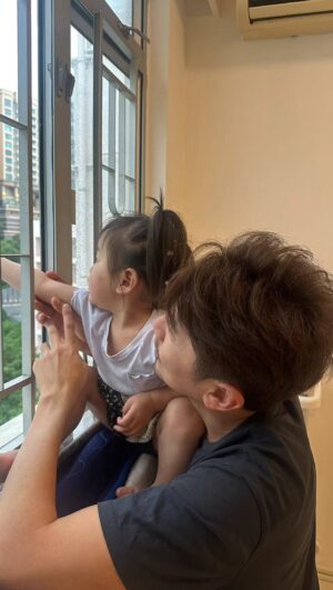 Tony Hung Instagram - 下雨天，最好就唔好出去啦，我唯有喺度同你一齊睇雨同玩水啦。

喺不同嘅情境同你一齊去探索，呢個係爸爸應該同你做嘅。#育嬰日常 #湊女日常 #成長記録