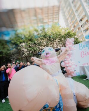 Tony Hung Instagram - 一直都好想搞一個Gender Reveal Party
最開心係有人陪我玩😆
多謝洪爸爸，竟然都可以等到我7個月先知2.0 係仔定女
利申：我哋真係唔知性別的😂
當然我哋嘅心態仔女都好無所謂，健康係最緊要🧡
而正當大部分人（連我同洪爸爸都係憑感覺地）估佢係仔⋯

上天送多個小公主俾我哋🥰🥰🥰🥰🥰
一知道Baby girl 喺場battle 度贏咗
真係開心到激動到喊咗出嚟🥹🥹🥹

最多謝最多謝一定係契契 @christylaiii 🥹
好多謝你由我第3個月護士完抽血text 你2.0個性別，你隱瞞咗4個月，再幫我哋搞咗呢個Gender Reveal Party，仲要一手包辦個勁好食嘅蛋糕、cupcakes、cookies，真，係個個食完都話超好食！我們好愛你啊契契😚 （大家訂蛋糕一定要搵佢 @sugar_please.hk 🩷🩷🩷）
然後好多謝 @mr.albertau 幫我哋做MC，搞熱個場好鬼正！！！
多謝咁靚嘅backdrops @balloon_hkers 🎈🤍

仲要多謝所有嚟同我哋玩嘅朋友仔🩷
Sir Face 2.0 妹妹好快見大家啦
其實諗起屋企有3個洪永城都真係幾好笑😂
Video will be out soon stay tuned🩷🩷🩷
