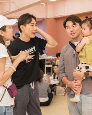 Tony Hung Instagram - 一日走幾場，濕濕碎啦，以前😅 但系我其實嚟緊陸續有嚟，多謝咁多位爹哋媽咪邀請，我家Amber玩得非常開心。

Happy birthday Preemo @preemo_onionhead ❤️and Hera ❤️快高長大，最緊要聰明伶俐，聽爹哋媽咪話。

不過可以同咁多老竇老母一齊分享湊仔女經，情緒宣洩之後，成個人舒服曬😜😜😜😜 冇乜嘢我返去湊女先。
