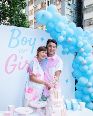 Tony Hung Instagram - 一直都好想搞一個Gender Reveal Party
最開心係有人陪我玩😆
多謝洪爸爸，竟然都可以等到我7個月先知2.0 係仔定女
利申：我哋真係唔知性別的😂
當然我哋嘅心態仔女都好無所謂，健康係最緊要🧡
而正當大部分人（連我同洪爸爸都係憑感覺地）估佢係仔⋯

上天送多個小公主俾我哋🥰🥰🥰🥰🥰
一知道Baby girl 喺場battle 度贏咗
真係開心到激動到喊咗出嚟🥹🥹🥹

最多謝最多謝一定係契契 @christylaiii 🥹
好多謝你由我第3個月護士完抽血text 你2.0個性別，你隱瞞咗4個月，再幫我哋搞咗呢個Gender Reveal Party，仲要一手包辦個勁好食嘅蛋糕、cupcakes、cookies，真，係個個食完都話超好食！我們好愛你啊契契😚 （大家訂蛋糕一定要搵佢 @sugar_please.hk 🩷🩷🩷）
然後好多謝 @mr.albertau 幫我哋做MC，搞熱個場好鬼正！！！
多謝咁靚嘅backdrops @balloon_hkers 🎈🤍

仲要多謝所有嚟同我哋玩嘅朋友仔🩷
Sir Face 2.0 妹妹好快見大家啦
其實諗起屋企有3個洪永城都真係幾好笑😂
Video will be out soon stay tuned🩷🩷🩷