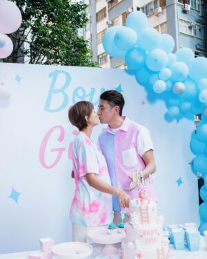 Tony Hung Instagram - 一直都好想搞一個Gender Reveal Party
最開心係有人陪我玩😆
多謝洪爸爸，竟然都可以等到我7個月先知2.0 係仔定女
利申：我哋真係唔知性別的😂
當然我哋嘅心態仔女都好無所謂，健康係最緊要🧡
而正當大部分人（連我同洪爸爸都係憑感覺地）估佢係仔⋯

上天送多個小公主俾我哋🥰🥰🥰🥰🥰
一知道Baby girl 喺場battle 度贏咗
真係開心到激動到喊咗出嚟🥹🥹🥹

最多謝最多謝一定係契契 @christylaiii 🥹
好多謝你由我第3個月護士完抽血text 你2.0個性別，你隱瞞咗4個月，再幫我哋搞咗呢個Gender Reveal Party，仲要一手包辦個勁好食嘅蛋糕、cupcakes、cookies，真，係個個食完都話超好食！我們好愛你啊契契😚 （大家訂蛋糕一定要搵佢 @sugar_please.hk 🩷🩷🩷）
然後好多謝 @mr.albertau 幫我哋做MC，搞熱個場好鬼正！！！
多謝咁靚嘅backdrops @balloon_hkers 🎈🤍

仲要多謝所有嚟同我哋玩嘅朋友仔🩷
Sir Face 2.0 妹妹好快見大家啦
其實諗起屋企有3個洪永城都真係幾好笑😂
Video will be out soon stay tuned🩷🩷🩷