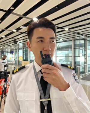 Tony Hung Instagram - 咦 ？ 阿傑？ 你返咗嚟機場啊？

係啊！ 又係我啦🤣 
我今次唔只係做保安經理，仲做埋其他好多係Avseco嘅唔同職位！去到機場成日都會見到我，真係唔好意思 😅🫡

@hongkongairport #avseco #香港機場保安