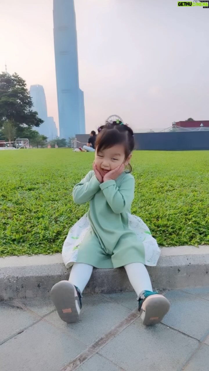 Tony Hung - 4.3K Likes - 生日快樂 Amber !希望每日都靚靚。🎂
與其說過去兩年係我陪你,其實應該係你陪我。陪我學英文、陪我學講故事、陪我睇電視、陪我學習接觸新事物,我無電嘅時候,見到你我就即刻叉晒電,你有一種rizz, 係令到所有人都會因為你而笑,就算你喊大家都係會發笑,你呢種好獨特嘅吸引力要好好保持,令到身邊嘅人歡樂,或許係你嘅生活入面其中一個任務🤷🏻
Keep up the good work Sirface ! 爸爸媽媽祝你快高長大,笑口常開。
@mollynamber