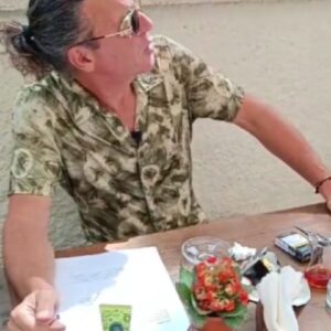 Toprak Sergen Instagram - Sanatçı ezber yaparken nelerden destek alır 🤨😃📽️ @safak.comertoglu