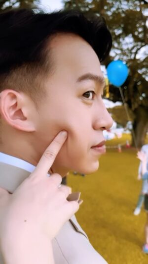 Tosh Zhang Instagram - 👉🙂‍↔️