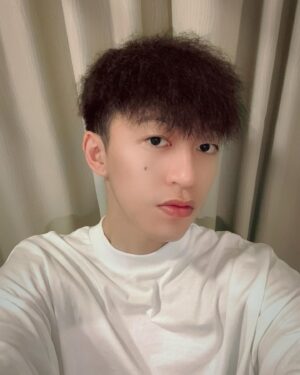 Tosh Zhang Instagram - 这是谁啊? 好久没把头发放下来我都认不出自己了😂😂

这也是我第一次 perm 头发! Much love to @ampersand.gordon 💇🏻