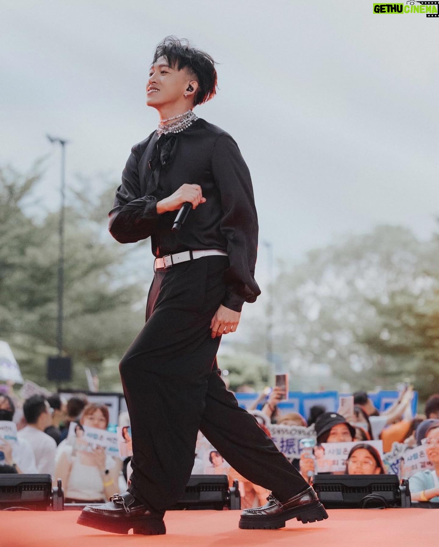 Tosh Zhang - 6.3K Likes - 每当我在后台等待表演时无论多么的紧张 一踏上台我心里的紧张感就会完全消失。反而心里是享受 是舒服 是快乐 是珍惜 ✨ 我的花果山水帘洞是舞台 我的金箍棒是麦克风 给我力量的是观众粉丝朋友们 🎤
It's one of life's greatest privilege to be able to do what I love for a living. God willing, I'll do this till the day I'm physically unable to anymore ❤️🔥