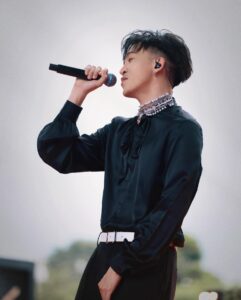 Tosh Zhang Instagram - 每当我在后台等待表演时无论多么的紧张 一踏上台我心里的紧张感就会完全消失。反而心里是享受 是舒服 是快乐 是珍惜 ✨ 我的花果山水帘洞是舞台 我的金箍棒是麦克风 给我力量的是观众粉丝朋友们 🎤 

It's one of life's greatest privilege to be able to do what I love for a living. God willing, I'll do this till the day I'm physically unable to anymore ❤️‍🔥