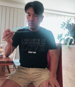 Toshifumi Fujimoto Instagram - 仕事行く前に
冷やし中華を作ってあげました。
適当にお箸をとって 並べて はいできた！食べな🙏🏼て言って
食べようとしたら…
「こんなことある？！え？！
うそやん！！こんな間違え方ある？！」て騒いでるから
うるせーなと思って見たら
青は青でも、ストローでした☺️
#そんな突っ込んでくる？
#え？
#逆にそんなに？！
#黙ってそれで食え
