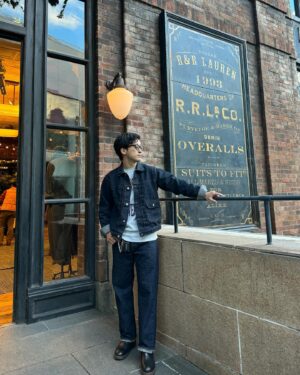 Toshimitsu Instagram - RRL 表参道店 10th YEAR！👖

気づいたらPOLOだけじゃなくてRRLのアイテムもかなり増えたなぁ。もう少し歳をとったら、また着こなしが変わってくるんだろうなと思うとワクワクする。

いつもありがとうございます！

#ralphlauren 
#RRL