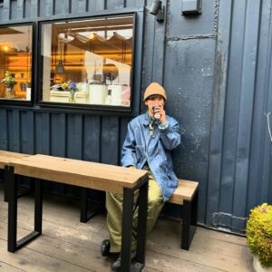 Toshimitsu Instagram - 久々のチャボR☕️

曇りだけど今日もあまり寒くないからシャツ×デニムコートで充分！
そんなに古くないけどこのLevi'sのデニムコートめちゃカッコいいのよ。そして数年前に買ったPRADAのレザースニーカー、なんだかんだで便利。笑

視聴者の子に撮ってもらったありがとう😌