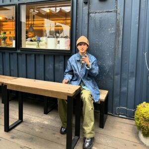 Toshimitsu Instagram - 久々のチャボR☕️

曇りだけど今日もあまり寒くないからシャツ×デニムコートで充分！
そんなに古くないけどこのLevi'sのデニムコートめちゃカッコいいのよ。そして数年前に買ったPRADAのレザースニーカー、なんだかんだで便利。笑

視聴者の子に撮ってもらったありがとう😌