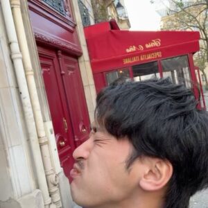 Toshimitsu Instagram - パリでは『エミリー、パリへ行く』の聖地巡礼もしましたが普通にめちゃめちゃテンション上がりました。

『トシミー、パリへ行く』ですね。

アレクサンドル3世橋ではずっとアントワーヌの声が俺には聞こえてたし、腕を組んでる時はずっとガブリエルのように振る舞っていました。

ガブリエルのレストランは実際はイタリアンでしたがパスタ美味かった！

そしてトドメのパン・オ・ショコラのブーメラン投稿です。美味しかった…

#エミリーパリへ行く 
#emilyinparis 
#paris