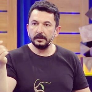 Toygan Avanoğlu Instagram - Bari akım oluşturalım barii yapabilen varsa😂😂 napalım evde napak yaniiii 😂😀 @aslisafak @zeyneptalu
