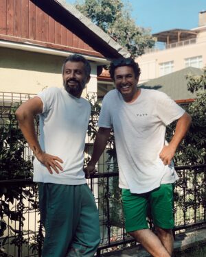 Toygan Avanoğlu Instagram - Dostum kardeşim yönetmenim  @hasandogannn la yine yaptık güzel bişeyler yakında #dünyaevi @julisanat 🧿🥰
