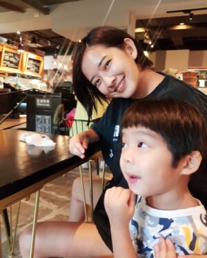 Tracy Chou Instagram - 當媽以後
才真的知道什麼叫殘酷的溫柔😂 

羅寶鴻老師說
“通常孩子會對幼兒園
有三天鑑賞期
過了以後就.........." 

第三天從起床到學校門口
一直都很平靜
結果那天正好遇到了尚未適應的孩子
在媽媽懷裡哭著
然後公子就被點燃了
第四天的早上到了門口也哭哭 

早在腦中演練過一萬遍這種場景
我把公子抱給老師
然後溫柔堅定地笑著說
“好好玩唷
我下午會一樣時間來接你
我愛你唷“
揮手告別後
果斷地離開了 

回家這段路程
覺得好漫長
掛念著公子到底平靜了沒
在心裡問自己一萬遍
我這樣做對了嗎？ 

回家後忍不住打電話到去學校
請接電話的老師幫我偷看一下
後來老師也傳影片過來
就像大家說的
媽媽走後
不到5分鐘就平靜下來了😂 

其間時不時
就會想到公子
然後靠著滑滑臉書上的社團
看看和我一樣的媽媽們
來緩解一下擔心
學校也很貼心
體諒新生的媽媽會焦慮
定時傳照片和影片到app中
還有老師細心寫的評語 

媽媽好難阿
幼兒園老師也好難呀😂😂

#好想來包鹹酥雞但我不行
#向幼兒園的老師致敬🙏🙏