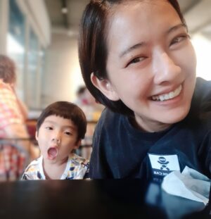 Tracy Chou Instagram - 當媽以後
才真的知道什麼叫殘酷的溫柔😂 

羅寶鴻老師說
“通常孩子會對幼兒園
有三天鑑賞期
過了以後就.........." 

第三天從起床到學校門口
一直都很平靜
結果那天正好遇到了尚未適應的孩子
在媽媽懷裡哭著
然後公子就被點燃了
第四天的早上到了門口也哭哭 

早在腦中演練過一萬遍這種場景
我把公子抱給老師
然後溫柔堅定地笑著說
“好好玩唷
我下午會一樣時間來接你
我愛你唷“
揮手告別後
果斷地離開了 

回家這段路程
覺得好漫長
掛念著公子到底平靜了沒
在心裡問自己一萬遍
我這樣做對了嗎？ 

回家後忍不住打電話到去學校
請接電話的老師幫我偷看一下
後來老師也傳影片過來
就像大家說的
媽媽走後
不到5分鐘就平靜下來了😂 

其間時不時
就會想到公子
然後靠著滑滑臉書上的社團
看看和我一樣的媽媽們
來緩解一下擔心
學校也很貼心
體諒新生的媽媽會焦慮
定時傳照片和影片到app中
還有老師細心寫的評語 

媽媽好難阿
幼兒園老師也好難呀😂😂

#好想來包鹹酥雞但我不行
#向幼兒園的老師致敬🙏🙏