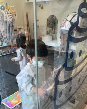 Tracy Chou Instagram - 盼了三年
終於快到了公子上學的日子
從確定幼兒園那天起
我就不停地為我的自由日
建立願望清單
(真的是三年沒放過假😂)
幻想公子一進到學校
我可以頭也不回地走掉 

但隨著入學的日子越來越近
原本的期待開始多了擔憂和焦慮
“他有辦法睡午覺嗎？“
(公子從2歲就不午覺了)
“他會有好朋友嗎？“
“他會快樂嗎？“
“他會和老師同學好好相處嗎？“
“傷心的時候，有人給他安慰嗎？“ 

育兒就是一連串重新認識自己的過程
我審視了自己
會有這些擔心
應該是因為我小時候真的很不愛上學
倒不是有什麼不愉快
而是我是個重度戀家的人
即使是活到現在
太陽下山了
我沒有和家人在一起
就會覺得渾身不對😂😂 

能幫助自己和公子的方式
絕不是擔心
這兩個月
我讓公子參與了更多家事
基本的生活技能大致具備了
也經常帶他和固定幾組朋友出遊
在適合的情況下
遠遠看著他和小朋友互動
不做多餘的介入
(好吧，事實證明
他有樂頭的時候不太找我🤧) 

願他在幼兒園的日子
滿有平安喜樂

#沒事多靜心多靜心沒事
#好想來包鹹酥雞但我不行
