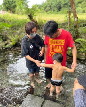 Tracy Chou Instagram - #3y
七月初某天開始
公子突然不明原因地
時常像個小嬰兒一樣要黏在身上
半夜也老是驚醒
不是要玩 只想抱
有次剛好老公和肥公主去散步
公子醒了發現爸爸不在
整個崩潰到無法停止 

以為他身體不舒服
還帶去檢查
結果沒有任何異狀
問他是不是哪裡痛
是不是做夢
是不是心情不好
他都說不是 

這樣搞了一星期
搞到爸媽都崩潰
什麼正向教養的信念
全都快崩解了
有天突然靈機一動
問他“是不是上次聽到有人說
去幼兒園了就看不見爸爸媽媽了
會害怕？“
這次他回應了
“我很害怕去幼兒園
爸媽會消失“ 

我們用了各種方式
來和他溝通
找到原因後
狀況真的緩和了
只是時不時還會問
“爸爸媽媽真的不會消失嗎？“
“爸爸媽媽會一直在嗎？“ 

正向教養中一個重要觀念
所有問題行為的背後
都是為了尋求歸屬感和價值感
我想也包含了安全感 

聽起來雖然很幼稚
人沒有原因怎麼會突然消失？
三歲了
就算有這樣的認知
但情感上還是會害怕
就像小時候看了侏羅紀公園
明知沒有恐龍
晚上睡覺還是盯著門把
深怕迅猛龍開門進來
在小小孩的眼中
爸媽就是全世界
那種恐懼就更深了吧

#好想來包鹹酥雞但我不行