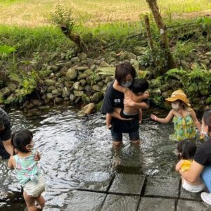 Tracy Chou Instagram - #3y
七月初某天開始
公子突然不明原因地
時常像個小嬰兒一樣要黏在身上
半夜也老是驚醒
不是要玩 只想抱
有次剛好老公和肥公主去散步
公子醒了發現爸爸不在
整個崩潰到無法停止 

以為他身體不舒服
還帶去檢查
結果沒有任何異狀
問他是不是哪裡痛
是不是做夢
是不是心情不好
他都說不是 

這樣搞了一星期
搞到爸媽都崩潰
什麼正向教養的信念
全都快崩解了
有天突然靈機一動
問他“是不是上次聽到有人說
去幼兒園了就看不見爸爸媽媽了
會害怕？“
這次他回應了
“我很害怕去幼兒園
爸媽會消失“ 

我們用了各種方式
來和他溝通
找到原因後
狀況真的緩和了
只是時不時還會問
“爸爸媽媽真的不會消失嗎？“
“爸爸媽媽會一直在嗎？“ 

正向教養中一個重要觀念
所有問題行為的背後
都是為了尋求歸屬感和價值感
我想也包含了安全感 

聽起來雖然很幼稚
人沒有原因怎麼會突然消失？
三歲了
就算有這樣的認知
但情感上還是會害怕
就像小時候看了侏羅紀公園
明知沒有恐龍
晚上睡覺還是盯著門把
深怕迅猛龍開門進來
在小小孩的眼中
爸媽就是全世界
那種恐懼就更深了吧

#好想來包鹹酥雞但我不行