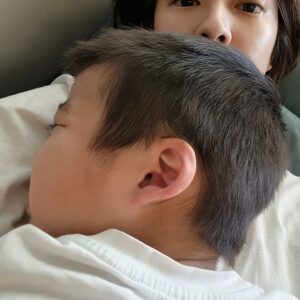 Tracy Chou Instagram - 動完手術的公子
才幾小時就恢復活力

從術前的抽血快篩
到進手術室
都說自己是大人
只有甦醒時爆哭了一陣
確實勇敢♥️

現在在家中晃來晃去 
已經忘了肚子上的傷口了