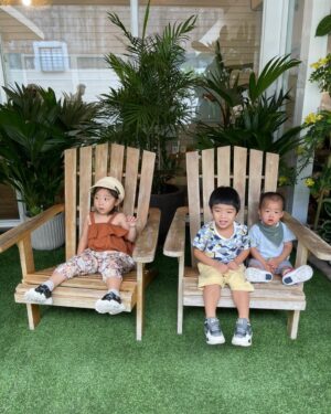 Tracy Chou Instagram - #3y
七月初某天開始
公子突然不明原因地
時常像個小嬰兒一樣要黏在身上
半夜也老是驚醒
不是要玩 只想抱
有次剛好老公和肥公主去散步
公子醒了發現爸爸不在
整個崩潰到無法停止 

以為他身體不舒服
還帶去檢查
結果沒有任何異狀
問他是不是哪裡痛
是不是做夢
是不是心情不好
他都說不是 

這樣搞了一星期
搞到爸媽都崩潰
什麼正向教養的信念
全都快崩解了
有天突然靈機一動
問他“是不是上次聽到有人說
去幼兒園了就看不見爸爸媽媽了
會害怕？“
這次他回應了
“我很害怕去幼兒園
爸媽會消失“ 

我們用了各種方式
來和他溝通
找到原因後
狀況真的緩和了
只是時不時還會問
“爸爸媽媽真的不會消失嗎？“
“爸爸媽媽會一直在嗎？“ 

正向教養中一個重要觀念
所有問題行為的背後
都是為了尋求歸屬感和價值感
我想也包含了安全感 

聽起來雖然很幼稚
人沒有原因怎麼會突然消失？
三歲了
就算有這樣的認知
但情感上還是會害怕
就像小時候看了侏羅紀公園
明知沒有恐龍
晚上睡覺還是盯著門把
深怕迅猛龍開門進來
在小小孩的眼中
爸媽就是全世界
那種恐懼就更深了吧

#好想來包鹹酥雞但我不行