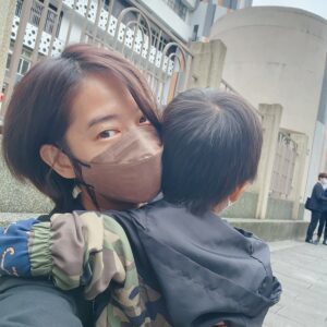 Tracy Chou Instagram - #投完

一早就和小人說明投票制度
下午就帶他見習

順利完工！