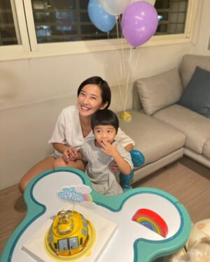 Tracy Chou Instagram - #3y 

小人脫離了大baby的範疇
正式成為了小童 

三年轉眼就過了
小人從一個吃奶亂鬧怪
長成了還算穩定的孩子
我和爸爸也從他身上學習了很多 

小童生日媽媽的願望
希望他平安健康
成為一個溫暖、明事理
快樂且滿足的人
希望他將來生活的世界
美好和平
希望這個世界
對他溫柔一點和善一點
希望他能有智慧
豁達勇敢面對人生
並且知所進退愛惜羽毛 

感謝@[17841400766950457:@mushroomloveschanel] 
和老車叔叔
準備了氣球和school bus的饅頭蛋糕
以及天然High的卡蜜姐姐炒熱氣氛
讓小人過了一個開心的生日

@[17841410711306701:@wanju0616] 
#3y生日快樂
#LULU HANDMADE STUDIO 
#小人最愛是卡蜜姐姐😂