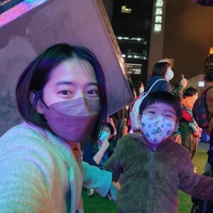 Tracy Chou Instagram - 接下來的一個月
要往返台東及台北工作 

從知道出發日期
各種放心不下家裡的焦慮感
就隨之而來
從出生後
小人從沒有一天沒見到我 

交給老公一人
面對家裡的公子公主
讓他們自己去大逃殺 

就在抵達住宿處
準備熄燈時
突然意識到
媽呀！！！
這是我三年半以來
第一次可以不用一大早起床😭😭
感謝主讚美主😇
瞬間焦慮感完全被爽感取代了😂

#幸福地像場夢似的
＃老公加油