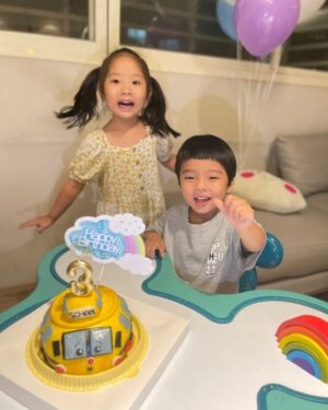 Tracy Chou Instagram - #3y 

小人脫離了大baby的範疇
正式成為了小童 

三年轉眼就過了
小人從一個吃奶亂鬧怪
長成了還算穩定的孩子
我和爸爸也從他身上學習了很多 

小童生日媽媽的願望
希望他平安健康
成為一個溫暖、明事理
快樂且滿足的人
希望他將來生活的世界
美好和平
希望這個世界
對他溫柔一點和善一點
希望他能有智慧
豁達勇敢面對人生
並且知所進退愛惜羽毛 

感謝@[17841400766950457:@mushroomloveschanel] 
和老車叔叔
準備了氣球和school bus的饅頭蛋糕
以及天然High的卡蜜姐姐炒熱氣氛
讓小人過了一個開心的生日

@[17841410711306701:@wanju0616] 
#3y生日快樂
#LULU HANDMADE STUDIO 
#小人最愛是卡蜜姐姐😂
